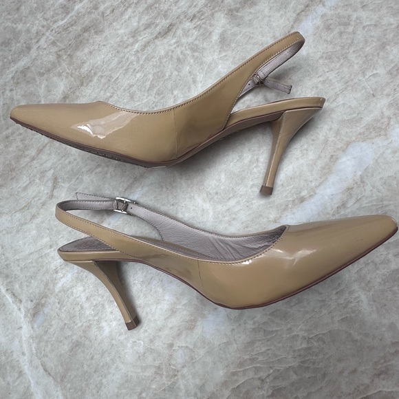 Vince Camuto Beige Patent Pointy toe sling back pumps. Size 8W - Picture 4 of 12